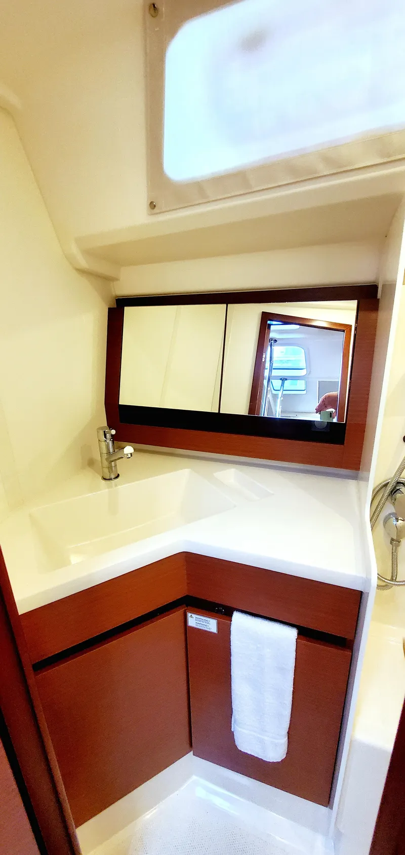 Slide: The Image of Das Bild zeigt ein modernes Badezimmer auf einer Hanse 388 Yacht von 2024 mit einem Waschbecken und Spiegel. - 20