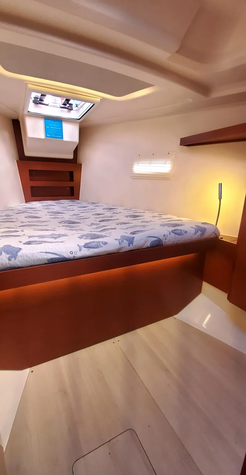 Slide: The Image of Kabine der Hanse 388 von 2024 mit einem gemütlichen Bett und Oberlichtern. - 17