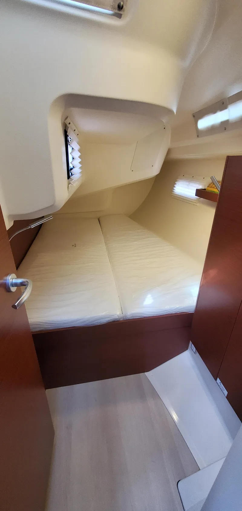 Slide: The Image of Die Kabine der Hanse 388 von 2024 zeigt ein gemütliches Doppelbett mit Holzverkleidung. - 25