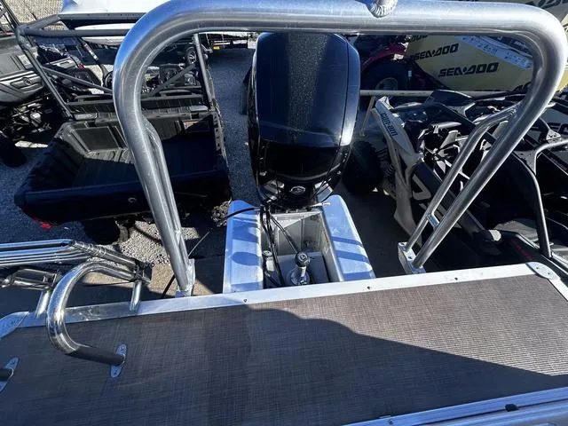 Slide: The Image of Sun Tracker Party Barge 24 DLX 2022 - 18