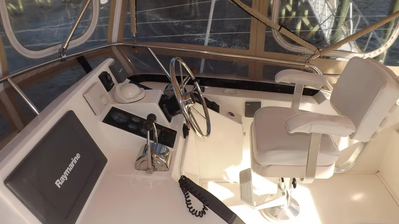 Slide: The Image of 2003 Sabre 36 Flybridge helm with Raymarine navigation system and captain's chair. - 33