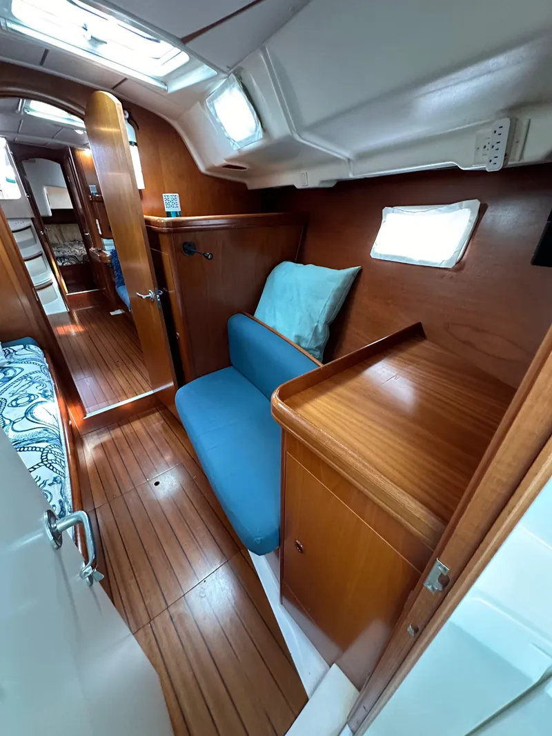 Slide: The Image of Beneteau 411 2002 - 70