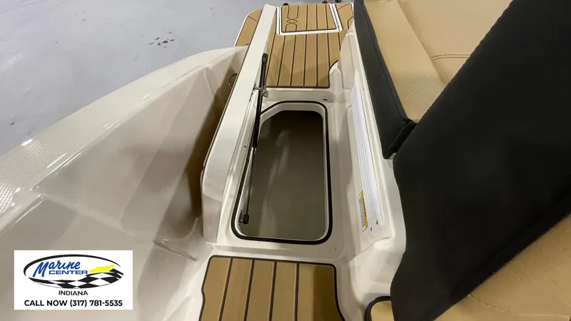 Slide: The Image of Sea Ray SPX 210 2025 - 12