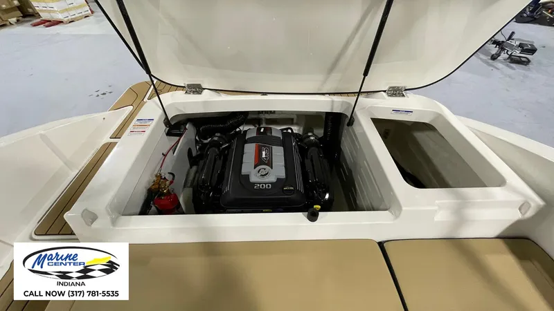 Slide: The Image of Sea Ray SPX 210 2025 - 15