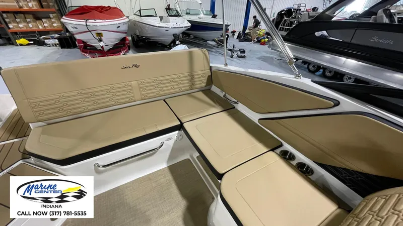 Slide: The Image of Sea Ray SPX 210 2025 - 18