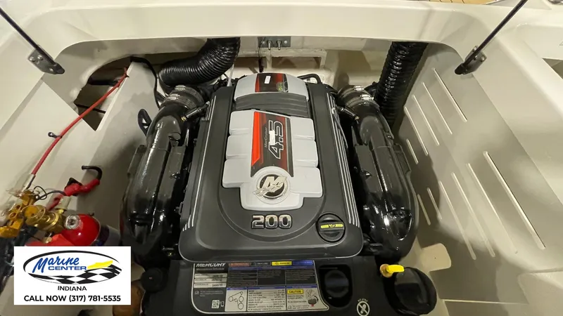 Slide: The Image of Sea Ray SPX 210 2025 - 21