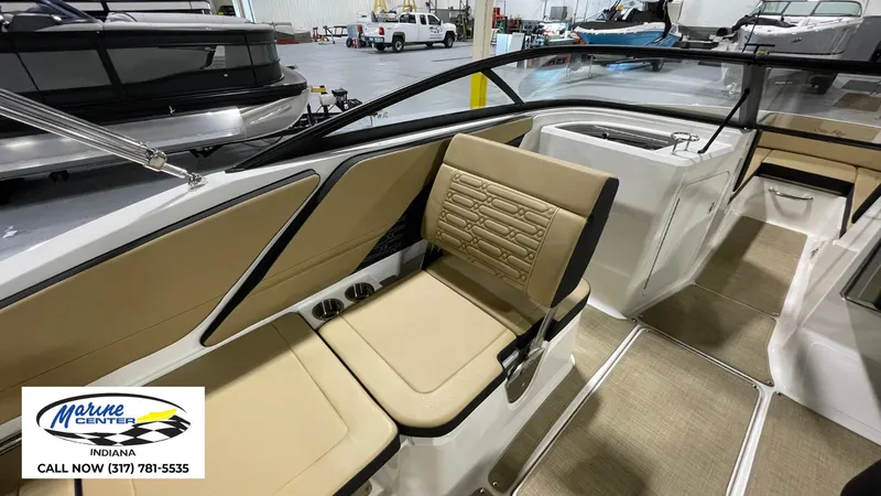 Slide: The Image of Sea Ray SPX 210 2025 - 3