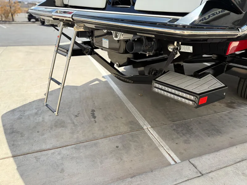 Slide: The Image of 2025 Yamaha Boats 275 SD rear view with ladder and step platform. - 23