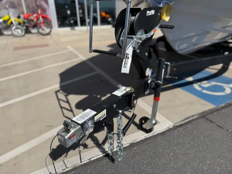 Slide: The Image of Trailer hitch of a 2025 Yamaha Boats AR250 in a parking lot. - 26
