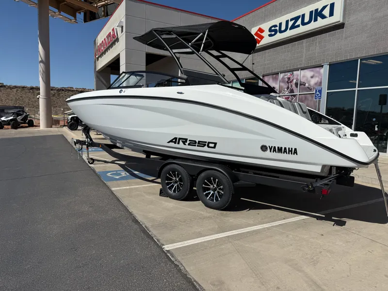 Slide: The Image of 2025 Yamaha Boats AR250 on trailer outside dealership. - 9