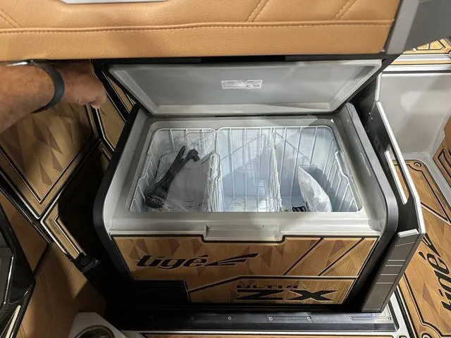 Slide: The Image of Tigé Ultré 25ZX 2025 - 5