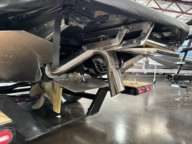 Slide: The Image of Tigé Ultré 25ZX 2025 - 7