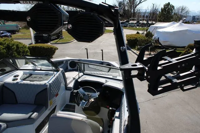 Slide: The Image of Tigé 24RZX 2024 - 15