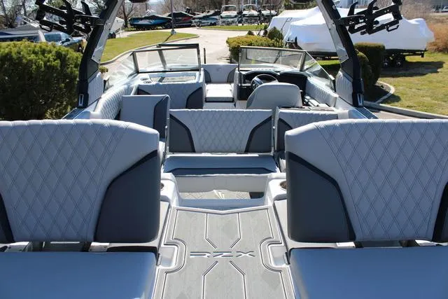 Slide: The Image of Tigé 24RZX 2024 - 17