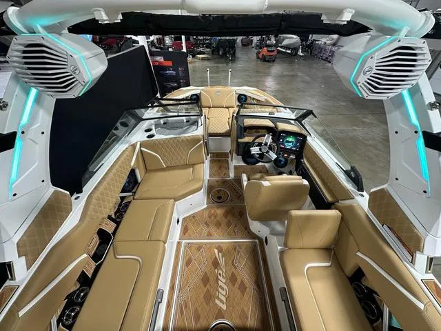 Slide: The Image of Tigé 22RZX 2025 - 10