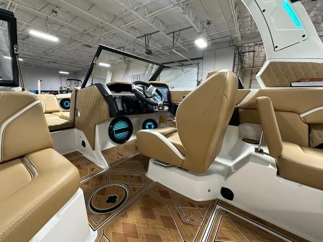 Slide: The Image of Tigé 22RZX 2025 - 14