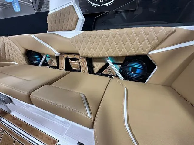 Slide: The Image of Tigé 22RZX 2025 - 16