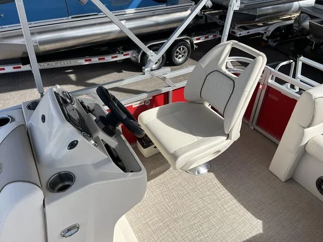 Slide: The Image of Tahoe Sport Cruise 15 FT 2023 - 8
