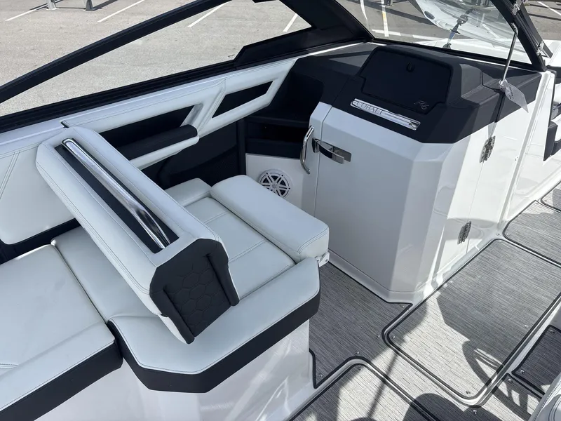 Slide: The Image of Cobalt R6 Surf 2025 - 10