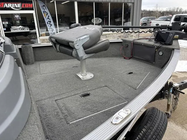 Slide: The Image of 2015 Lund Impact 1875 SS boat with fishing seat and storage compartments. - 9
