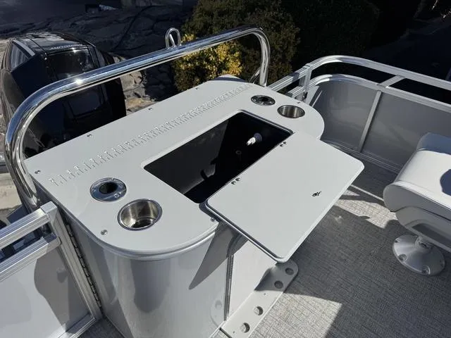 Slide: The Image of Avalon Venture 2385 Rear Fish 2025 - 10