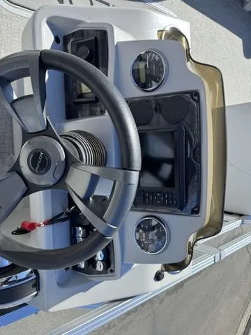 Slide: The Image of Avalon Venture 2385 Rear Fish 2025 - 15