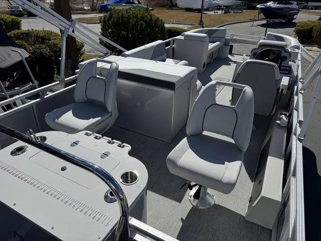 Slide: The Image of Avalon Venture 2385 Rear Fish 2025 - 4