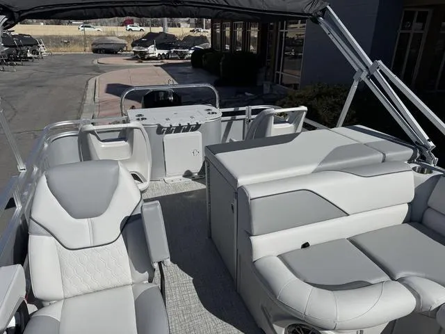 Slide: The Image of Avalon Venture 2385 Rear Fish 2025 - 6