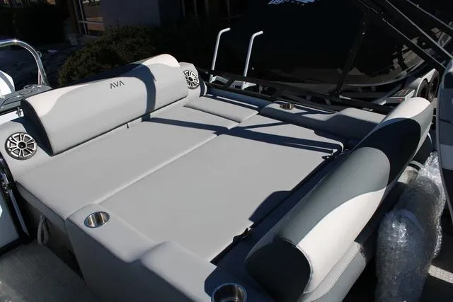 Slide: The Image of Avalon LSZ 2385 Versatile Rear Lounger 2025 - 6