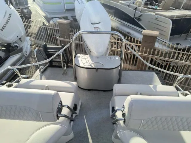 Slide: The Image of Avalon Excalibur LTD Quad Lounge Switch (Non Windshield) 2025 - 18