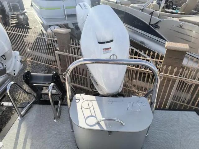 Slide: The Image of Avalon Excalibur LTD Quad Lounge Switch (Non Windshield) 2025 - 19