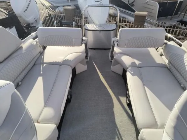 Slide: The Image of Avalon Excalibur LTD Quad Lounge Switch (Non Windshield) 2025 - 7