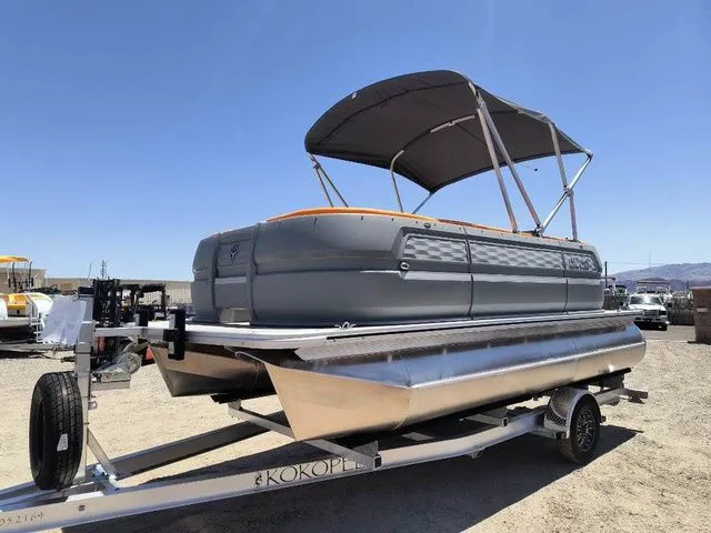 Slide: The Image of Avalon 19FT Quad Lounger 2025 - 5