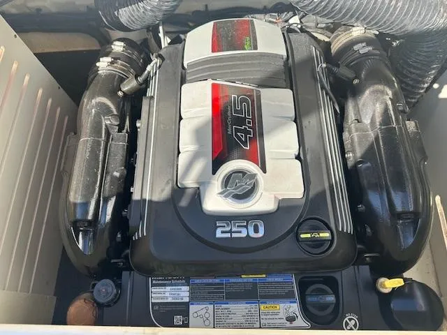 Slide: The Image of 2018 Sea Ray SPX 210 engine, 4.5L, 250 horsepower, detailed view. - 17