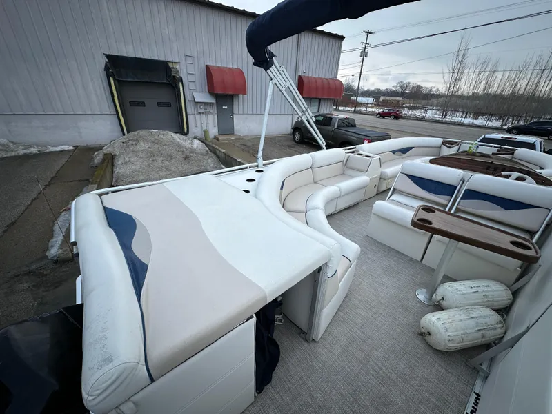 Slide: The Image of 2003 Harris FloteBote 260 Royal Heritage pontoon boat with spacious seating and modern design. - 17
