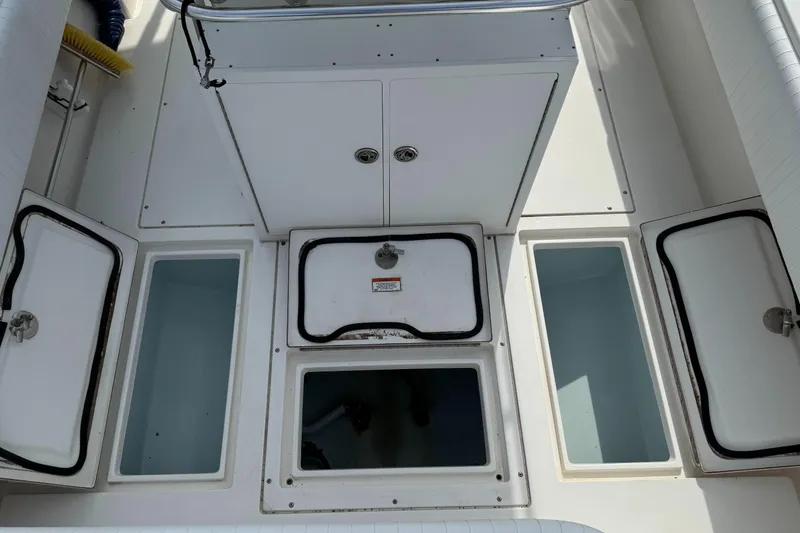 Slide: The Image of 2010 Contender 25 Open boat storage compartments and livewell. - 11