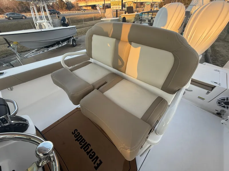 Slide: The Image of 2023 Everglades 273 Center Console boat with beige and white seating. - 14