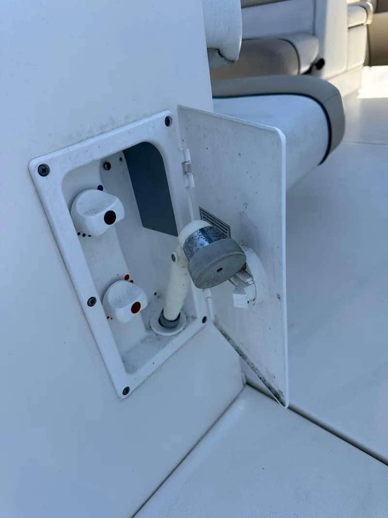 Slide: The Image of Control panel on a 2009 Sea Ray 280 Sundancer boat. - 39