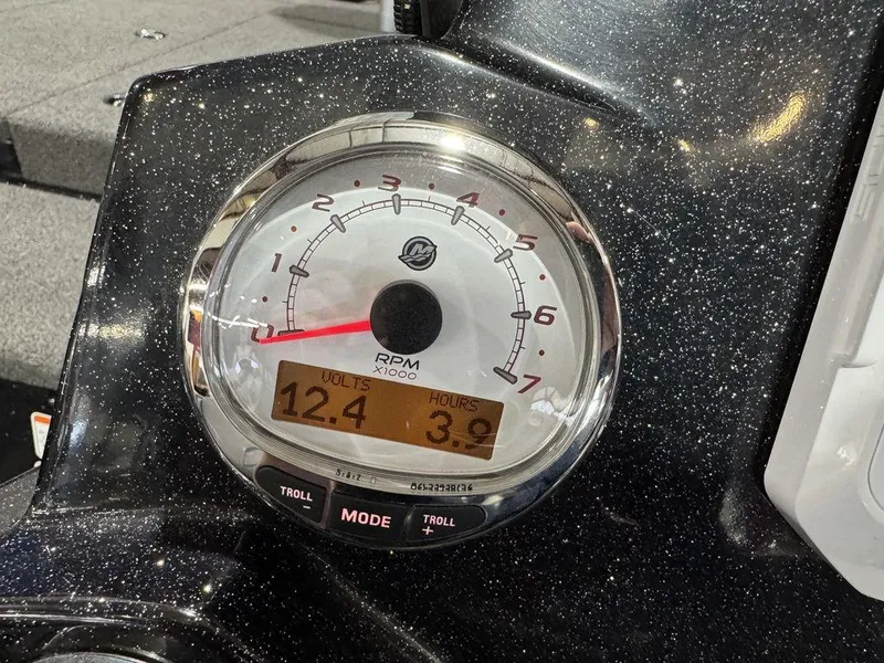 Slide: The Image of Tachometer of 2022 Nitro Z19 Pro showing 12.4 volts and 3.9 hours. - 21