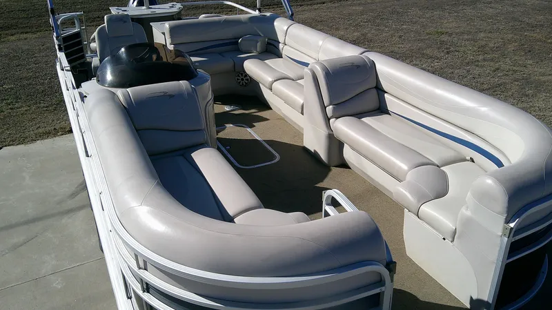 Slide: The Image of 2015 Bennington G 22 pontoon boat with spacious seating and sleek design. - 4