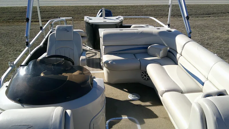 Slide: The Image of 2015 Bennington G 22 pontoon boat with spacious seating and modern design. - 5