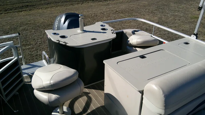 Slide: The Image of 2015 Bennington G 22 pontoon boat interior with seating and console. - 8