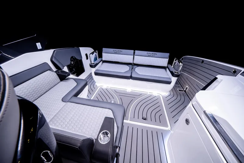 Slide: The Image of Galeon 325 GTO 2025 - 17