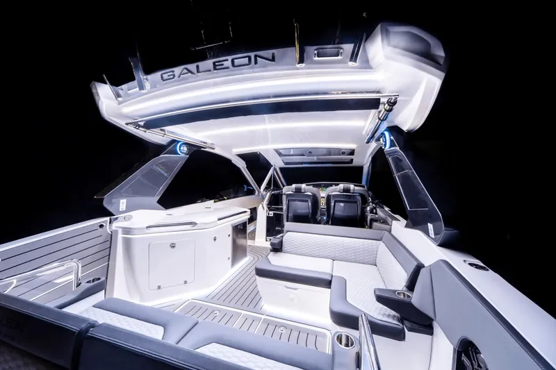 Slide: The Image of Galeon 325 GTO 2025 - 18