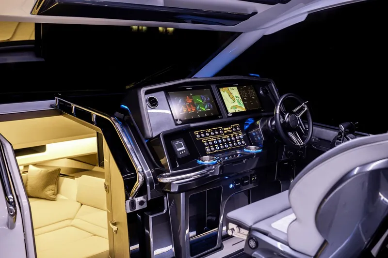 Slide: The Image of Galeon 325 GTO 2025 - 31