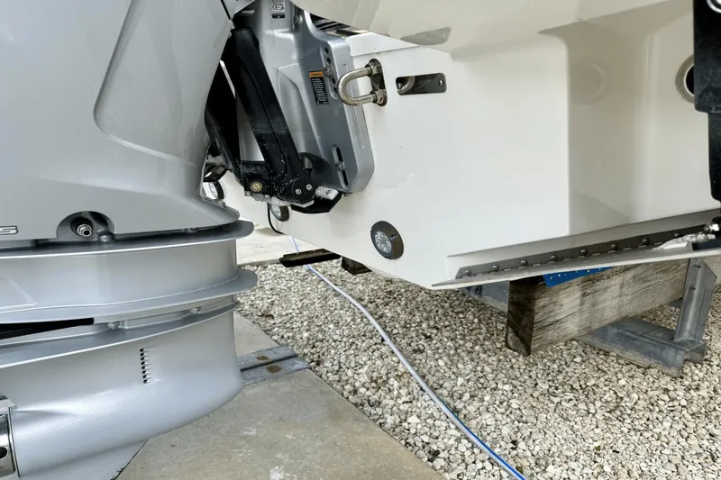 Slide: The Image of Boston Whaler 320 Vantage 2023 - 13