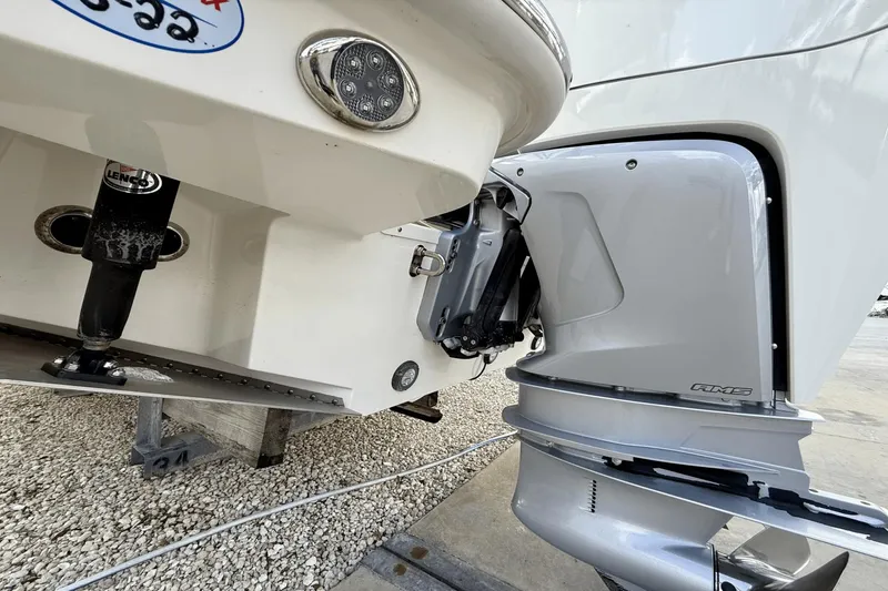 Slide: The Image of Boston Whaler 320 Vantage 2023 - 14