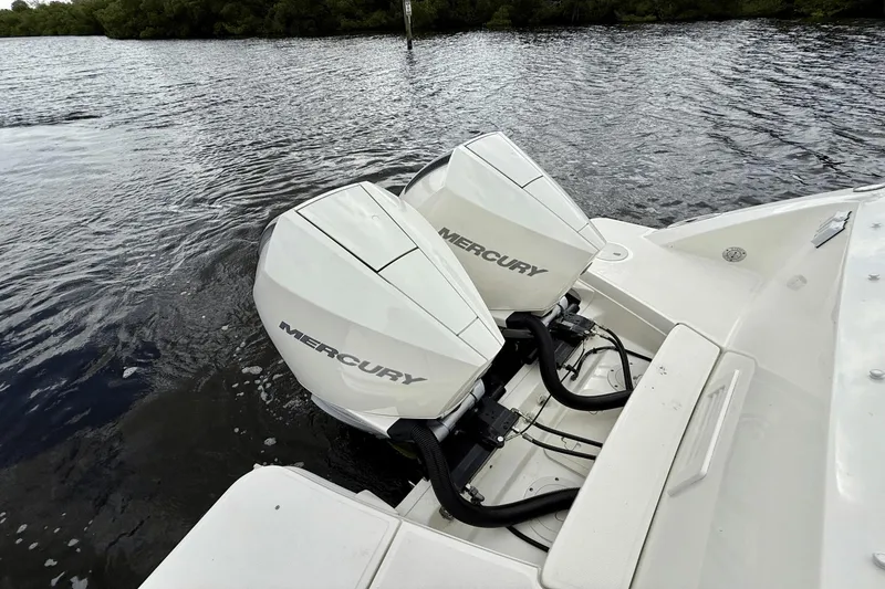 Slide: The Image of Boston Whaler 320 Vantage 2023 - 15