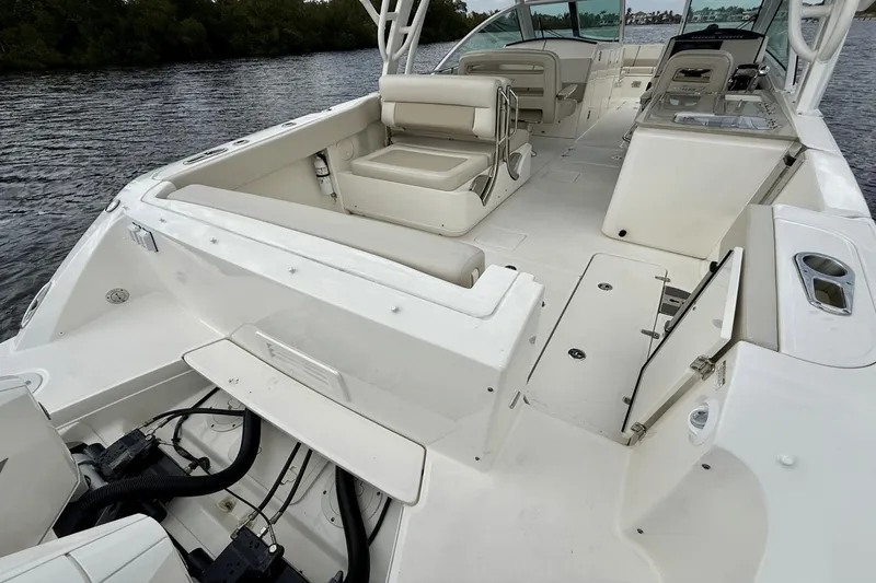 Slide: The Image of Boston Whaler 320 Vantage 2023 - 16