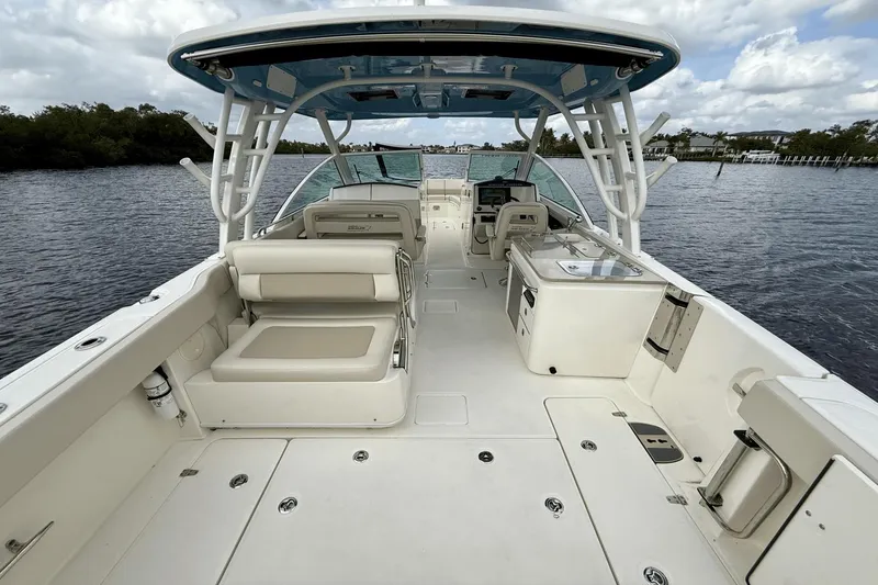 Slide: The Image of Boston Whaler 320 Vantage 2023 - 17